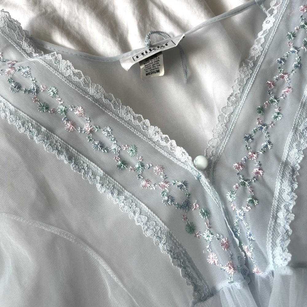 Gorgeous Vintage Rikki New York Blue Robe/Peignoir with Floral Embroidery